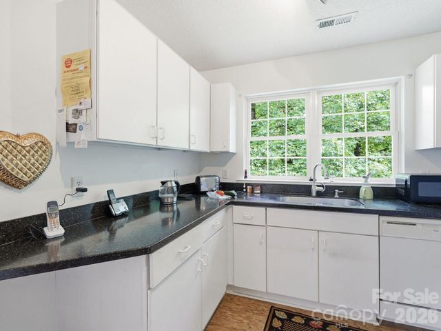 135 Ewarts Pond Road, Hendersonville, NC 28739