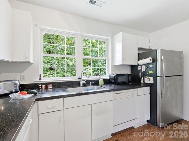 135 Ewarts Pond Road, Hendersonville, NC 28739