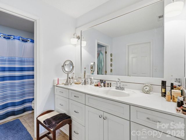 135 Ewarts Pond Road, Hendersonville, NC 28739