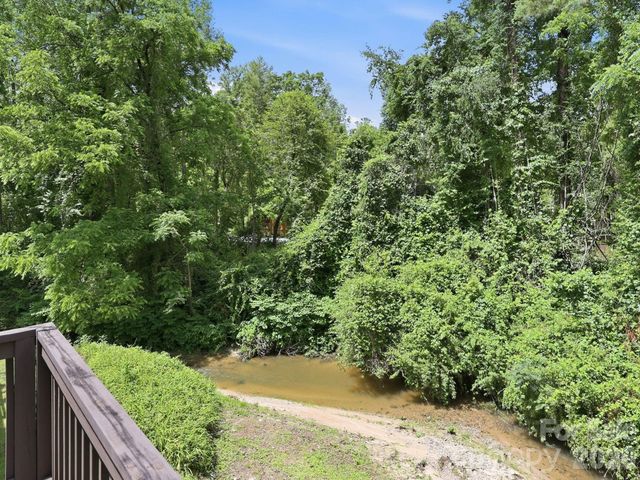 135 Ewarts Pond Road, Hendersonville, NC 28739
