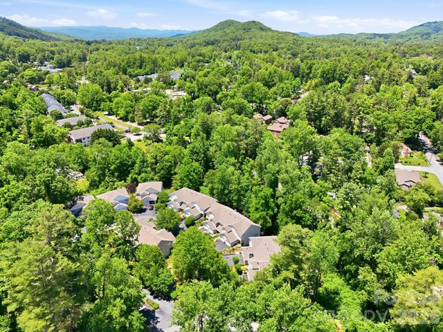 135 Ewarts Pond Road, Hendersonville, NC 28739