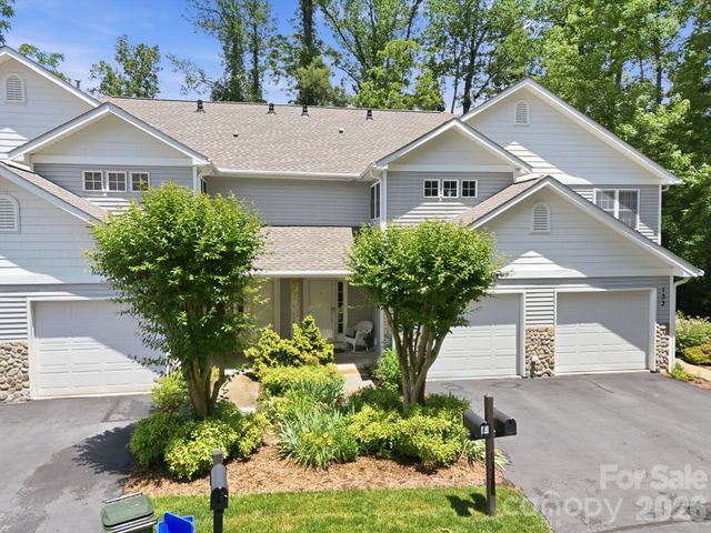 135 Ewarts Pond Road, Hendersonville, NC 28739