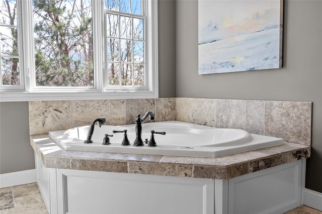 4615 Blarney Drive NE, Cedar Rapids, IA 52411