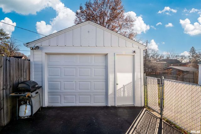 814 W RIDGE Road, Peoria, IL 61604