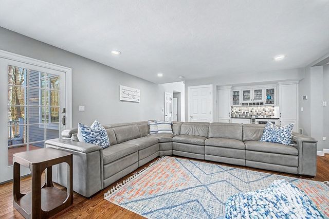 7 S Barn Rd, Hopkinton, MA 01748