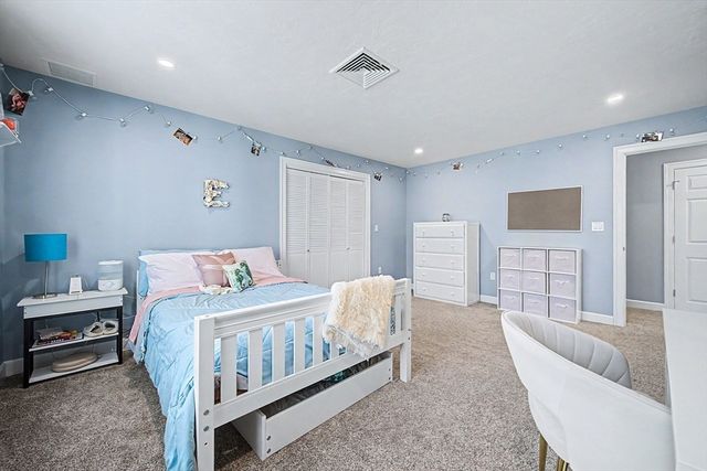 7 S Barn Rd, Hopkinton, MA 01748