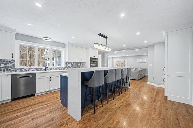 7 S Barn Rd, Hopkinton, MA 01748