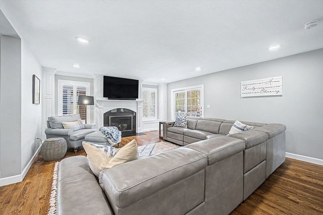 7 S Barn Rd, Hopkinton, MA 01748