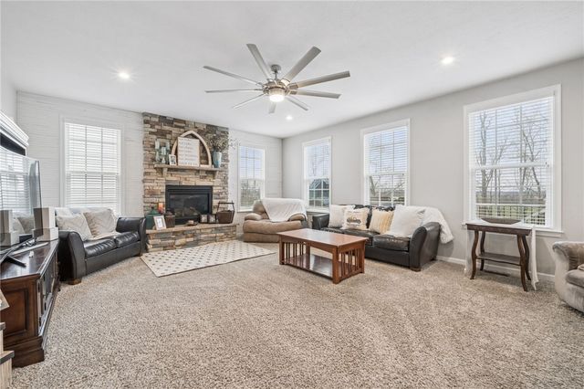 4018 Overview Dr, Cecil, PA 15317