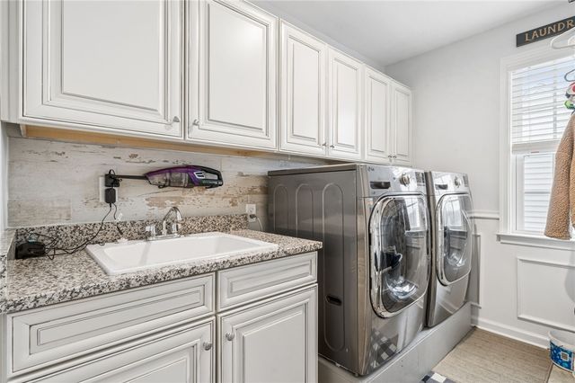 4018 Overview Dr, Cecil, PA 15317