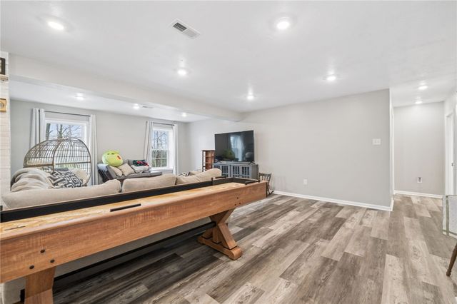 4018 Overview Dr, Cecil, PA 15317