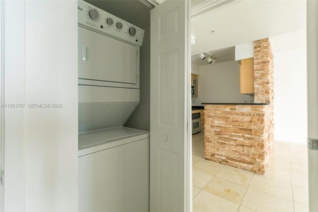 335 S Biscayne Blvd 2710, Miami, FL 33131