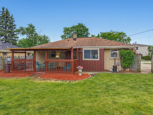 N89W15350 Cleveland AVENUE, Menomonee Falls, WI 53051