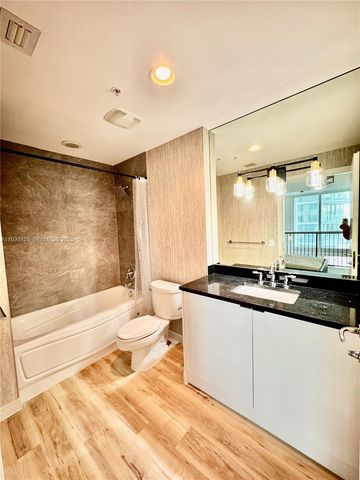 300 S Biscayne Blvd L-1210, Miami, FL 33131