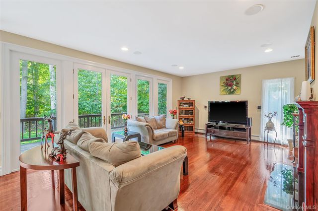 589 Landing Avenue, Smithtown, NY 11787
