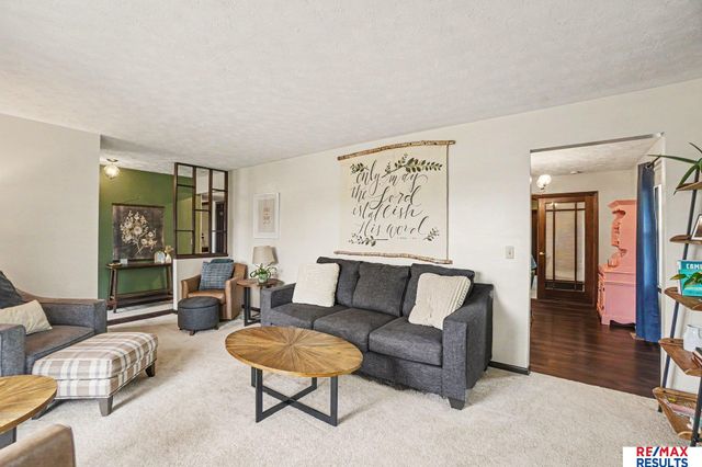 808 Hogan Drive, Papillion, NE 68046