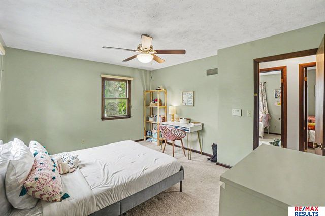 808 Hogan Drive, Papillion, NE 68046