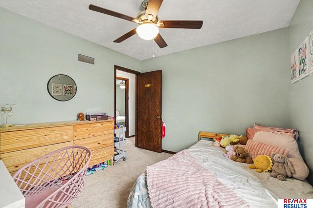 808 Hogan Drive, Papillion, NE 68046