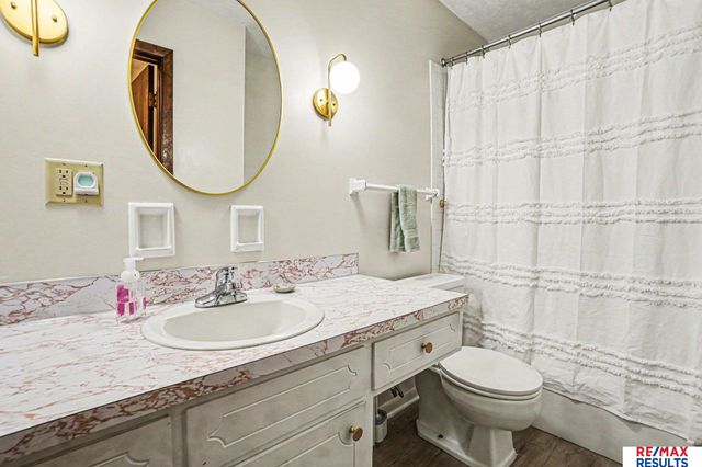 808 Hogan Drive, Papillion, NE 68046