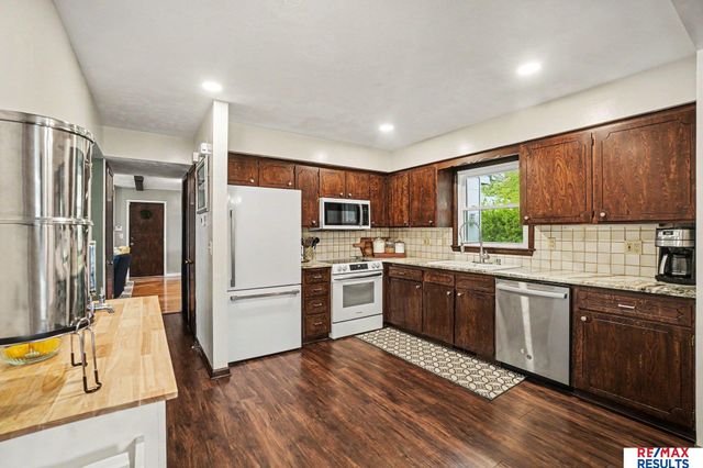 808 Hogan Drive, Papillion, NE 68046