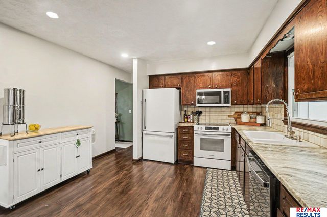 808 Hogan Drive, Papillion, NE 68046