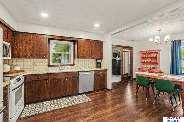 808 Hogan Drive, Papillion, NE 68046