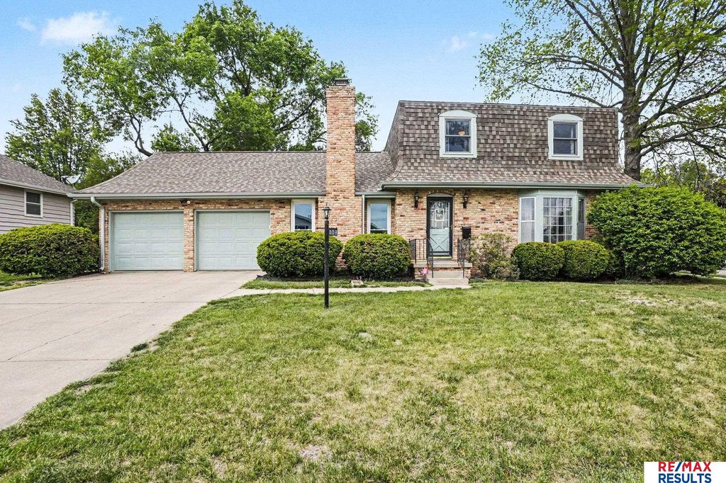 808 Hogan Drive, Papillion, NE 68046