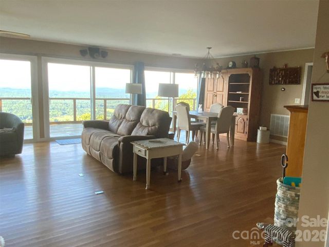 188 Holly Berry Lane, Hendersonville, NC 28739
