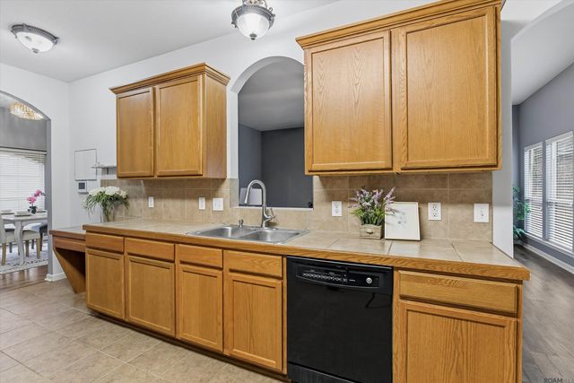 26079 Burlwood Ave, Denham Springs, LA 70726