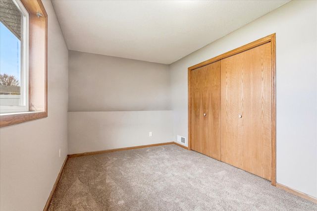 1136 Pioneer Trail SE, Cambridge, MN 55008