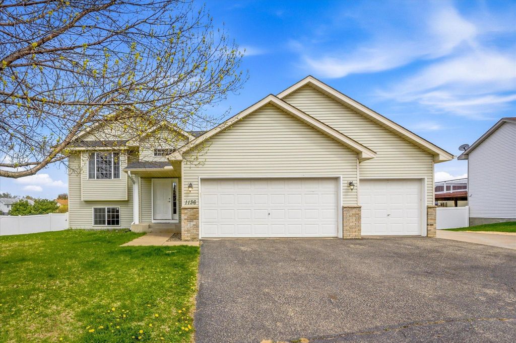 1136 Pioneer Trail SE, Cambridge, MN 55008