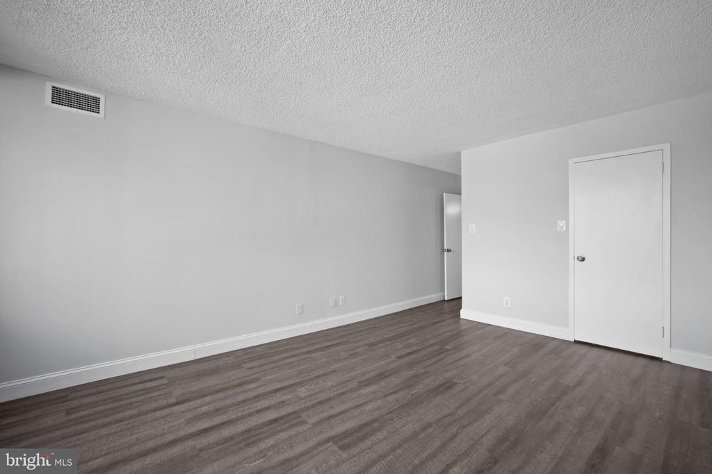 Image 13 of property listing at 5225 POOKS HILL RD #321S, Bethesda, MD 20814