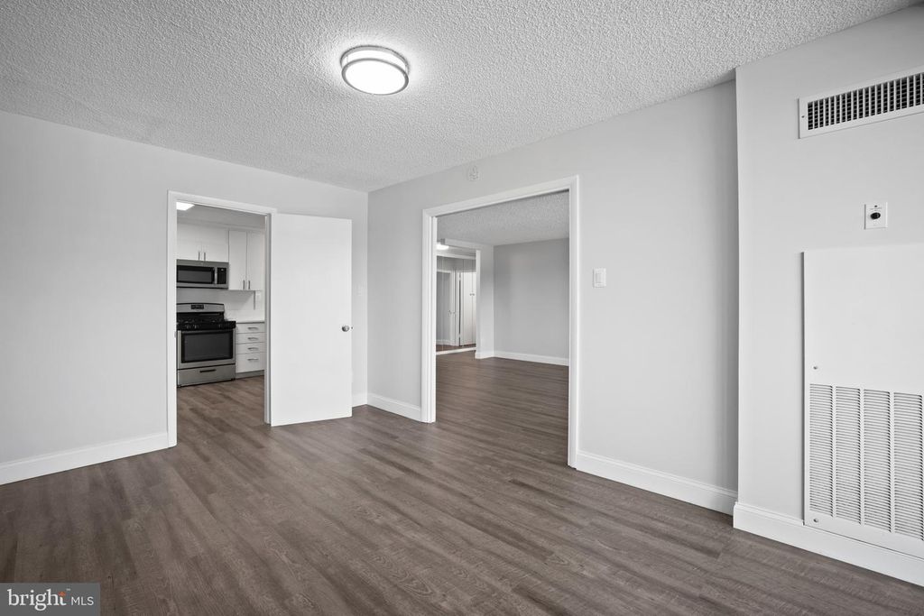 Image 15 of property listing at 5225 POOKS HILL RD #321S, Bethesda, MD 20814