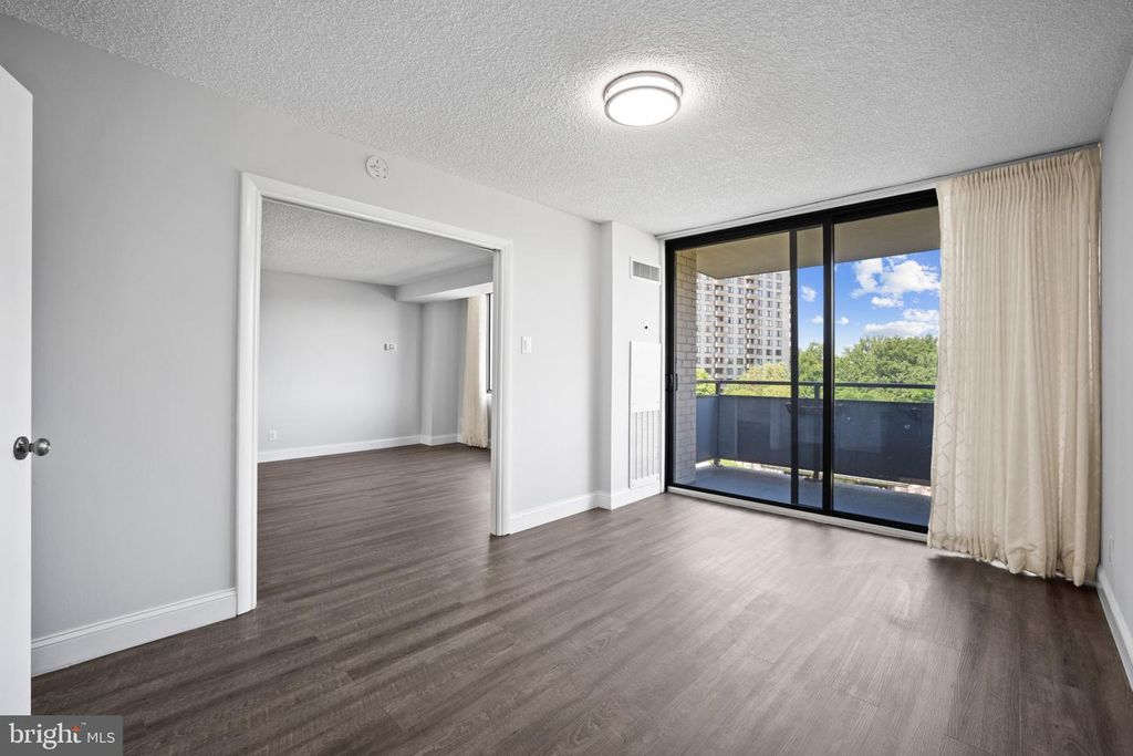 Image 16 of property listing at 5225 POOKS HILL RD #321S, Bethesda, MD 20814
