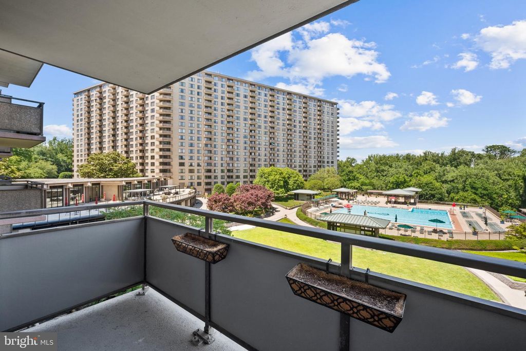 Image 18 of property listing at 5225 POOKS HILL RD #321S, Bethesda, MD 20814