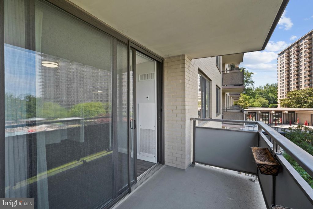 Image 19 of property listing at 5225 POOKS HILL RD #321S, Bethesda, MD 20814