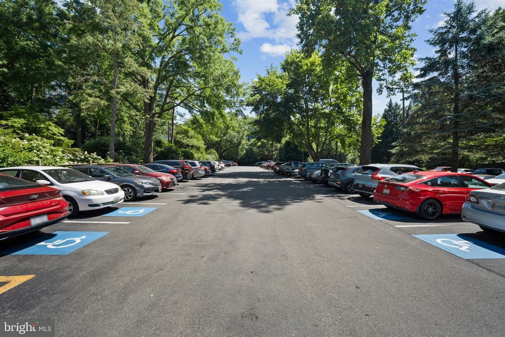 Image 32 of property listing at 5225 POOKS HILL RD #321S, Bethesda, MD 20814