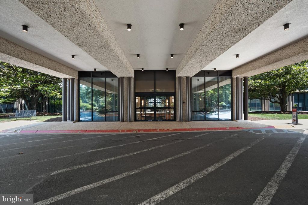 Image 33 of property listing at 5225 POOKS HILL RD #321S, Bethesda, MD 20814