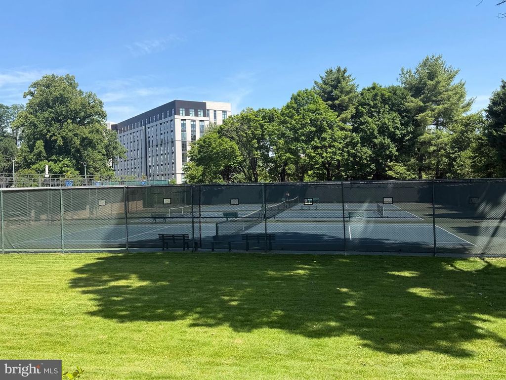 Image 34 of property listing at 5225 POOKS HILL RD #321S, Bethesda, MD 20814