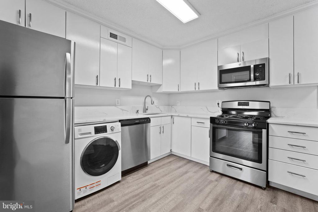 Image 5 of property listing at 5225 POOKS HILL RD #321S, Bethesda, MD 20814