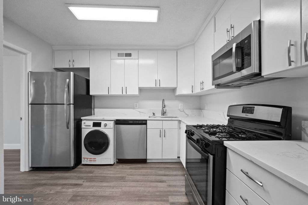 Image 6 of property listing at 5225 POOKS HILL RD #321S, Bethesda, MD 20814