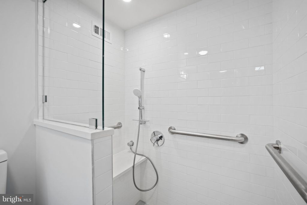 Image 9 of property listing at 5225 POOKS HILL RD #321S, Bethesda, MD 20814