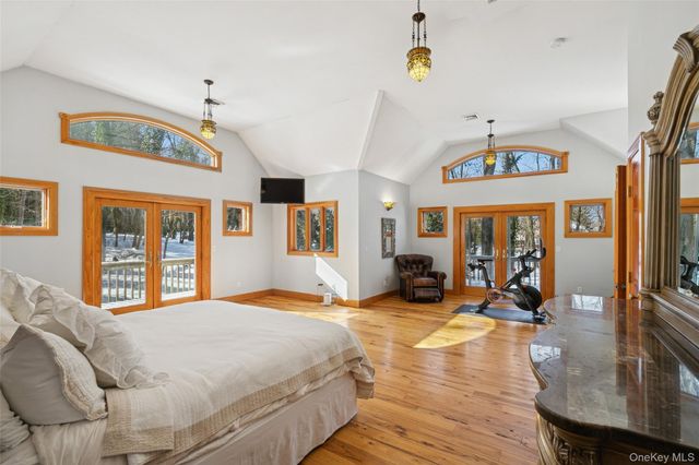 85 Cove Road, Oyster Bay Cove, NY 11771