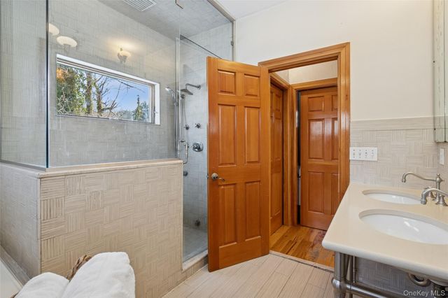 85 Cove Road, Oyster Bay Cove, NY 11771