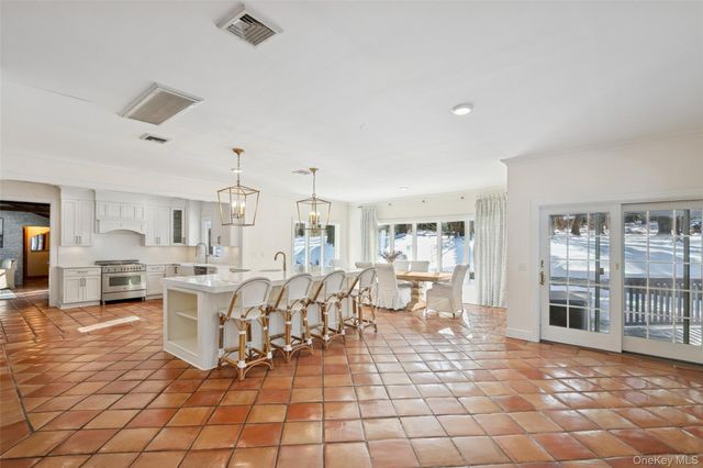 85 Cove Road, Oyster Bay Cove, NY 11771