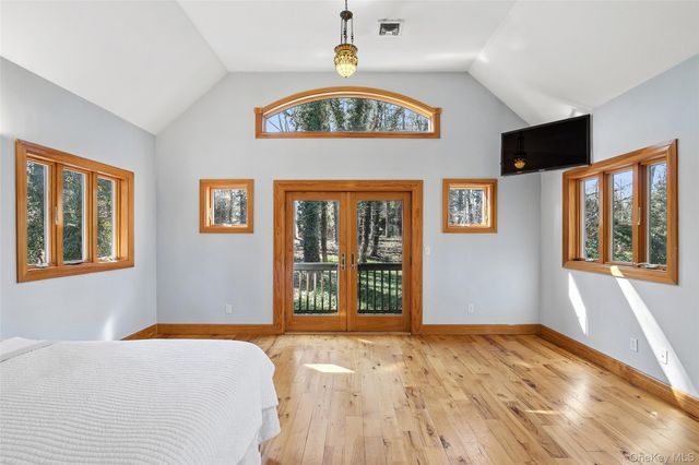 85 Cove Road, Oyster Bay Cove, NY 11771