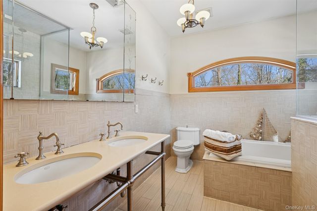 85 Cove Road, Oyster Bay Cove, NY 11771