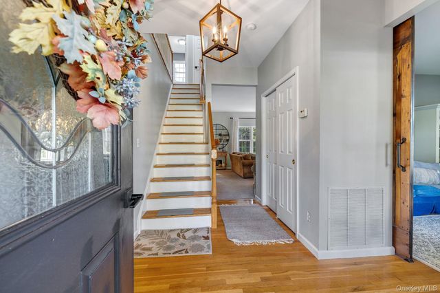 58 Red Maple Way, New Windsor, NY 12553