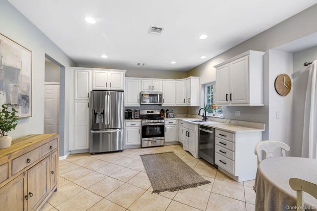 58 Red Maple Way, New Windsor, NY 12553