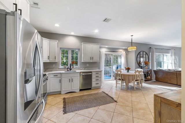 58 Red Maple Way, New Windsor, NY 12553